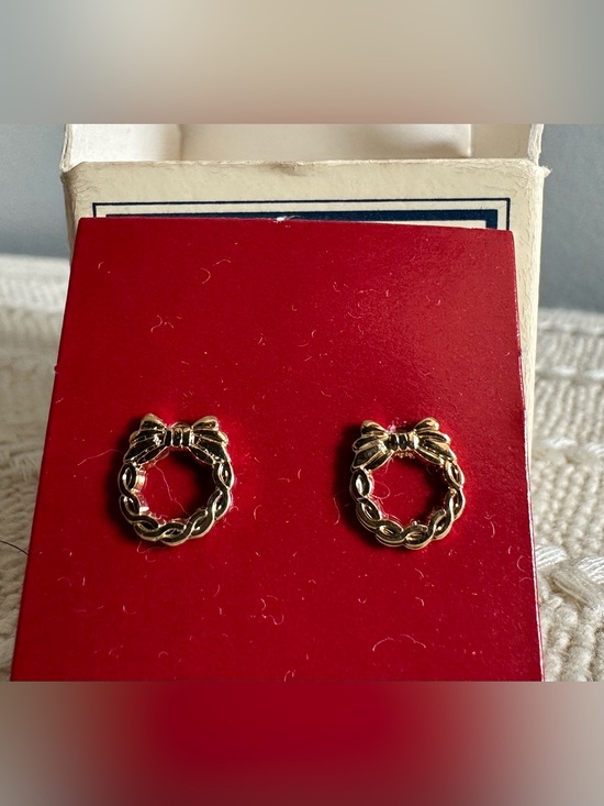 Avon Jewelry - Avon vintage 1982 wreath earrings featuring a twisted rope design and a bow NIB!